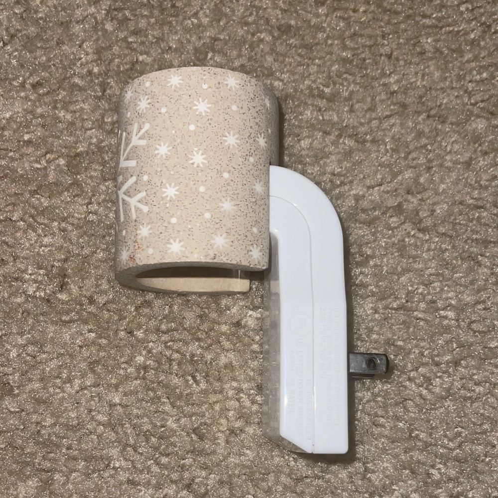 Snowflake Pattern Wallflower Plug - Picture 4 of 5